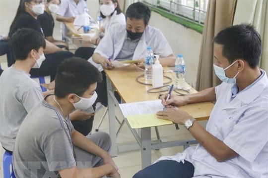 Bảo đảm đãi ngộ xứng đáng và cải cách tiền lương đối với cán bộ y tế