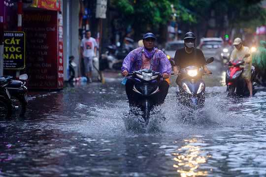 Bắc Bộ và Thanh Hóa mưa dông, Trung Bộ nắng nóng gay gắt