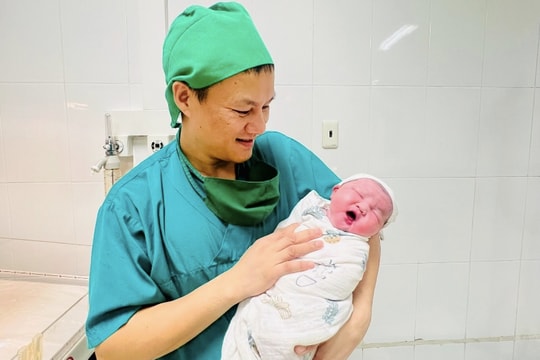 30 phút chạy đua cứu sản phụ, đón bé gái nặng 5kg chào đời