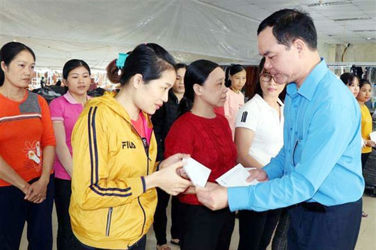 Tiếp tục hỗ trợ đoàn viên, người lao động giãn việc, mất việc