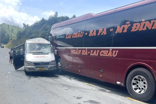 Hai ô tô chở khách va chạm tại Sa Pa, 13 người bị thương