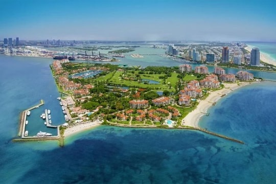 Cuộc sống ở hòn đảo đắt đỏ nhất thế giới, chỉ đến được bằng du thuyền, trực thăng
