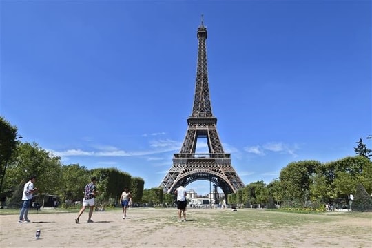 Pháp sơ tán du khách khỏi Tháp Eiffel do cảnh báo an ninh