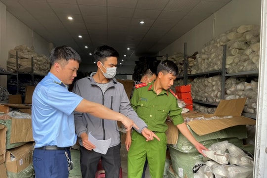 Khởi tố vụ án buôn bán giày dép giả nhãn hiệu nổi tiếng được bảo hộ tại Việt Nam
