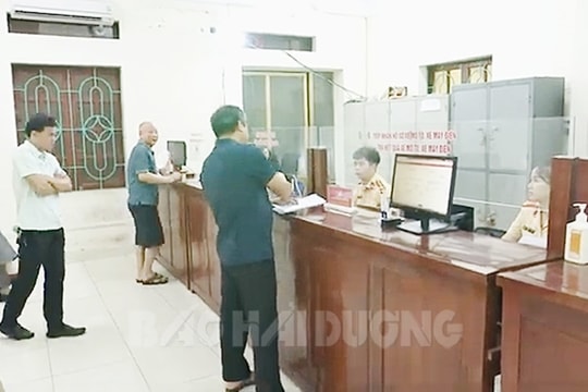 Ngày đầu cấp biển số xe định danh, không người nào bấm biển thành công