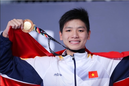 "Thần đồng" bơi lội Kim Sơn giã từ tuyển Việt Nam