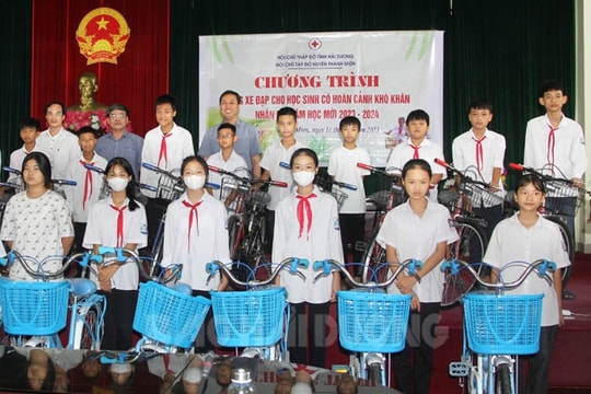 Trao tặng xe đạp cho 20 học sinh khó khăn ở Thanh Miện