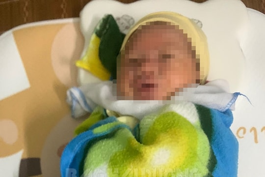 Một cháu bé bị bỏ rơi trên dốc đê thôn Mạc Bình