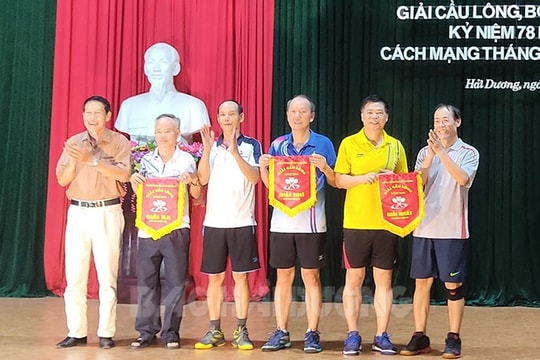 Hơn 100 hội viên Câu lạc bộ Hưu trí Nguyễn Trãi tham gia giải cầu lông, bóng bàn