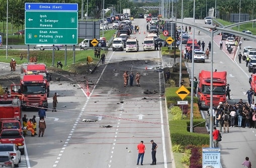 Máy bay lao xuống cao tốc Malaysia, 10 người tử nạn