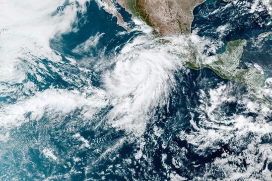 Bão Hilary tăng lên cấp 4 trước khi đổ bộ vào đất liền Mexico