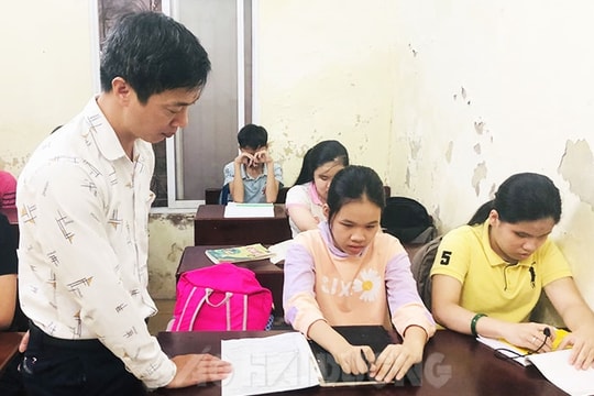 Hỗ trợ người mù gần 390 triệu đồng từ nguồn viện trợ