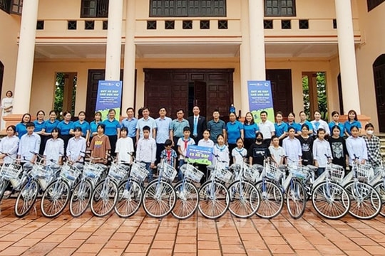 Bảo Việt Nhân thọ Hải Dương tặng 25 xe đạp cho học sinh khó khăn ở Thanh Miện