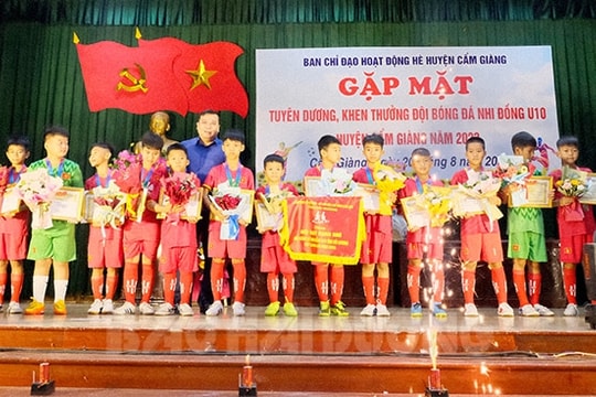 Cẩm Giàng khen thưởng đội bóng đá nhi đồng lần đầu tiên giành ngôi á quân Giải U10 tỉnh Hải Dương