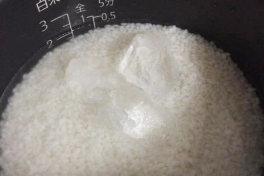 Lợi ích của việc bỏ đá lạnh vào nồi cơm