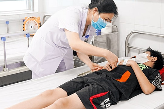 Những chú ý khi chăm sóc trẻ mắc sốt xuất huyết tại nhà