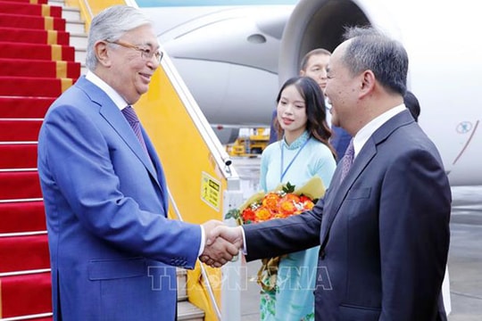 Tổng thống Kazakhstan đến Hà Nội, bắt đầu thăm chính thức Việt Nam