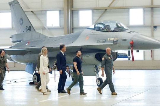 Ông Zelensky kiểm tra tiêm kích F-16 khi thăm Hà Lan