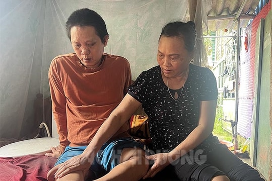 Xót xa cảnh hai mẹ con không thể đi lại