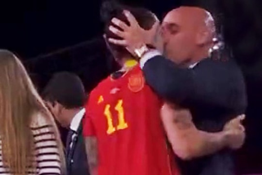 Chủ tịch Liên đoàn bóng đá Tây Ban Nha bị chỉ trích vì ôm hôn nữ cầu thủ vô địch World Cup