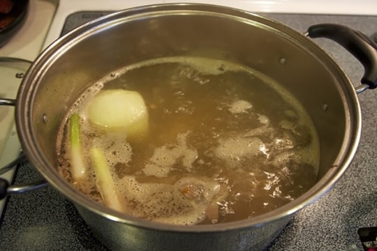 Nước luộc thịt có ăn được không? 