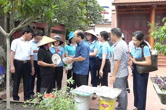 Phụ nữ xử lý rác hữu cơ bằng vi sinh IMO mang lại hiệu quả "kép"