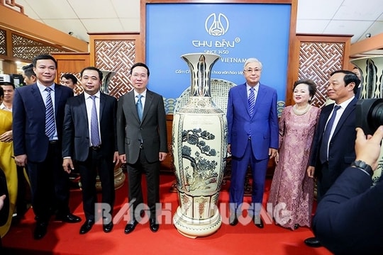 Vietnamese, Kazakh Presidents visit Hai Duong-based Chu Dau Ceramics JSC