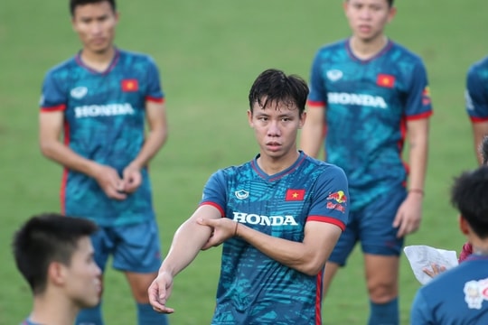 Quế Ngọc Hải tập cùng 15 tân binh của U23 Việt Nam