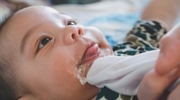 Làm rõ vụ bé trai 2 tuổi tử vong nghi do sặc sữa ở Bình Phước