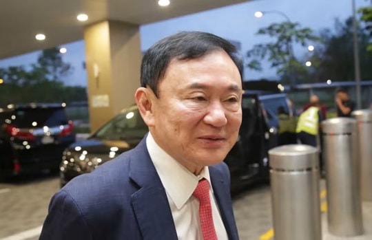 Máy bay chở cựu Thủ tướng Thaksin hạ cánh ở Bangkok