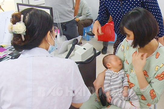 Xuất hiện trẻ bị đau mắt đỏ có giả mạc