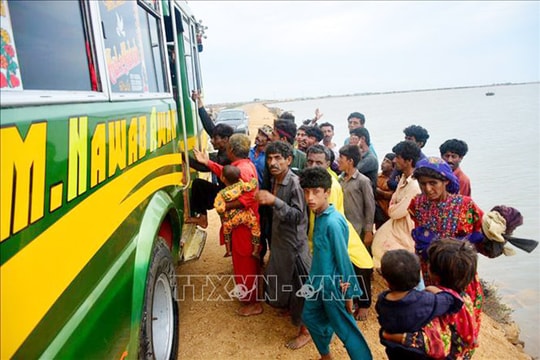 Pakistan sơ tán khoảng 100.000 người do lũ lụt