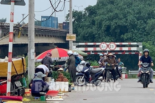 Bán hàng ở đường gom vào cầu chui Lai Vu