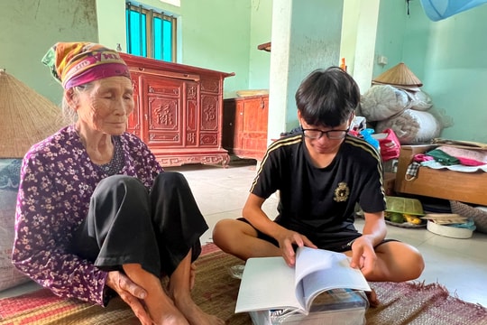  Cậu học sinh mồ côi cha, mẹ sống với bà ngoại già yếu