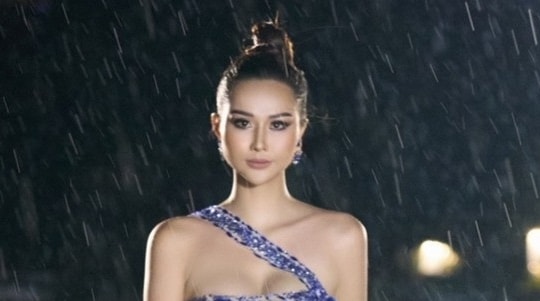 Á hậu Phương Thanh gây ấn tượng khi đội mưa diễn thời trang