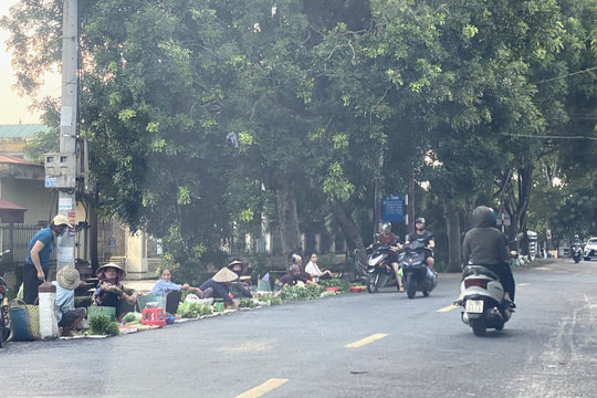 "Chợ cóc" ngay gần cổng trường học, UBND xã