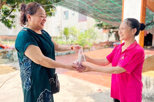Hai "bà Bụt" ở chợ huyện Nam Sách
