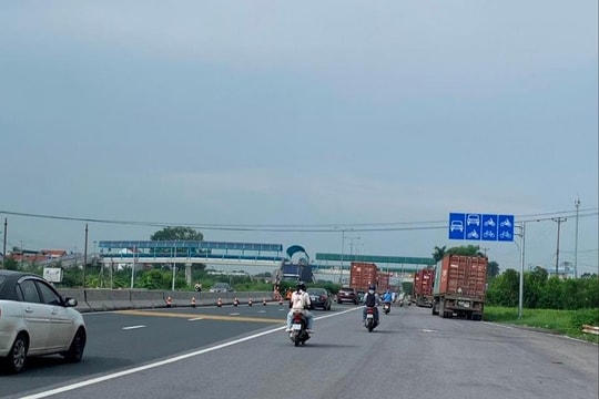 Khó hiểu vạch phân làn trên quốc lộ 5