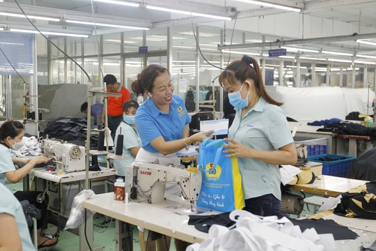 Công đoàn tiếp tục hỗ trợ tiền mặt cho lao động giảm giờ làm, mất việc