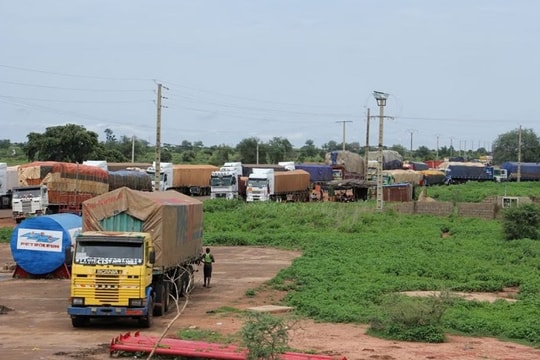 Hàng viện trợ ùn ứ ở biên giới Niger sau các lệnh trừng phạt