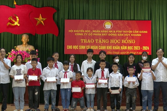 Hội Khuyến học huyện Cẩm Giàng trao học bổng cho học sinh nghèo vượt khó học giỏi
