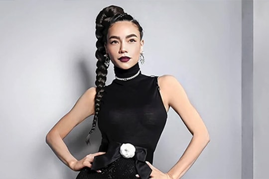 Hồ Ngọc Hà khoe dáng mẹ 3 con, vợ Tuấn Hưng đẹp không tỳ vết