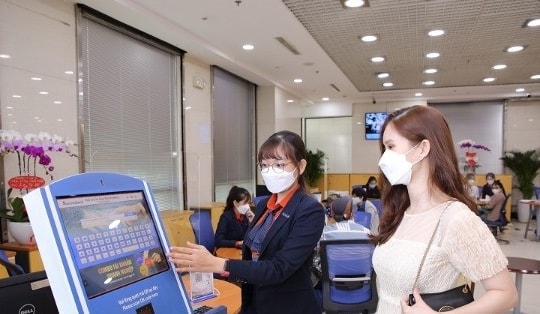 Một ngân hàng tăng phí SMS Banking lên tối đa nửa triệu đồng/tháng
