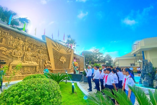 Thành ủy Hải Dương dâng hoa tại Bia kỷ niệm nơi thành lập Chi bộ Nhà máy nước