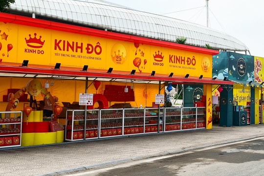 Bánh Trung thu bành trướng vỉa hè "ngóng" khách