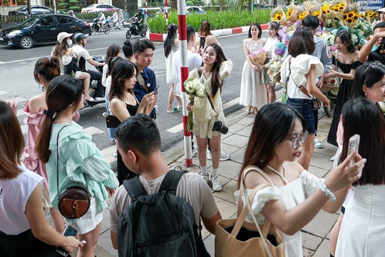 "Phố mùa thu đẹp nhất Hà Nội" chật cứng người, xe kín vỉa hè, giao thông ùn ứ
