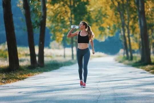 Đi bộ buổi sáng hay buổi chiều tốt hơn?