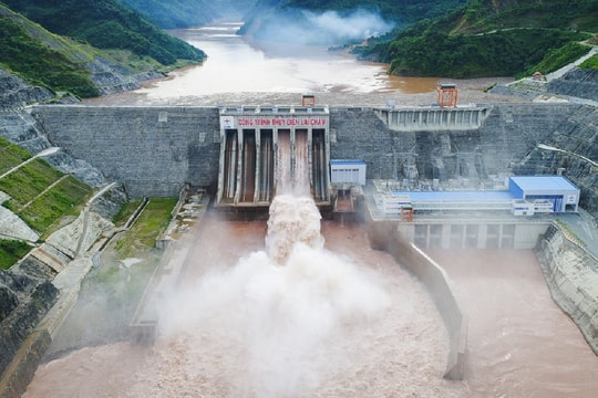 Nước về dồn dập, nhiều hồ thủy điện phải xả lũ