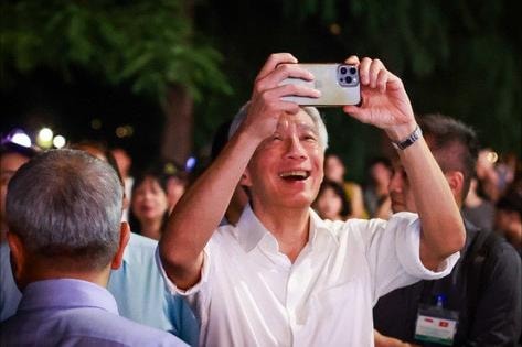 Thủ tướng Singapore Lý Hiển Long dạo Hồ Gươm, ăn món Việt