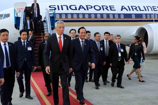 Thủ tướng Singapore đến Hà Nội, bắt đầu thăm chính thức Việt Nam